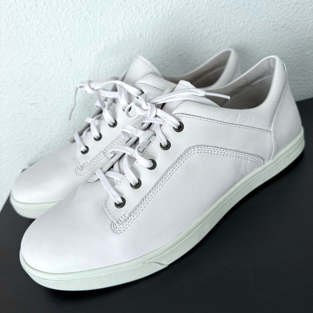 NEW UGG White Leather Lace Up Sneakers